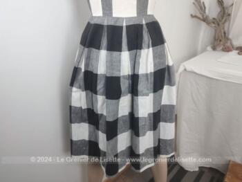 Belle robe vintage des années 60, réalisée dans deux beaux tissus, un tissus à rayures et à carreaux. Originale et unique. Taille 34.