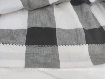 Belle robe vintage des années 60, réalisée dans deux beaux tissus, un tissus à rayures et à carreaux. Originale et unique. Taille 34.