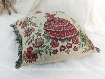 Sur 42 x 46 x  14 cm, voici un superbe coussin réalisé avec un tissus d'ameublement façon tapisserie avec le dessin sur les deux faces d'une 