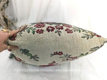 Sur 42 x 46 x  14 cm, voici un superbe coussin réalisé avec un tissus d'ameublement façon tapisserie avec le dessin sur les deux faces d'une 