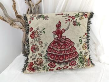 Sur 42 x 46 x  14 cm, voici un superbe coussin réalisé avec un tissus d'ameublement façon tapisserie avec le dessin sur les deux faces d'une 