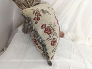 Superbe coussin tissus ameublement façon tapisserie marquise