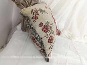 Sur 42 x 46 x  14 cm, voici un superbe coussin réalisé avec un tissus d'ameublement façon tapisserie avec le dessin sur les deux faces d'une 