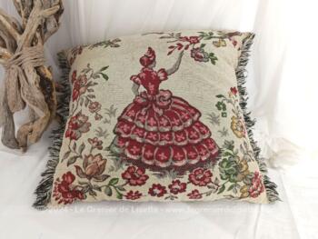 Sur 42 x 46 x  14 cm, voici un superbe coussin réalisé avec un tissus d'ameublement façon tapisserie avec le dessin sur les deux faces d'une 