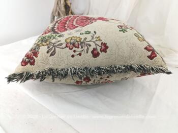 Sur 42 x 46 x  14 cm, voici un superbe coussin réalisé avec un tissus d'ameublement façon tapisserie avec le dessin sur les deux faces d'une 