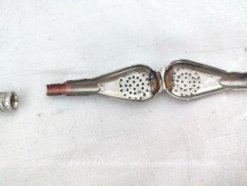 Voici un belle paille à maté dévissable pour être chargé en maté et réalisée en métal couleur argent et laiton de 19.5 cm de long