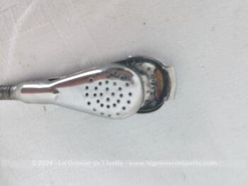 Voici un belle paille à maté dévissable pour être chargé en maté et réalisée en métal couleur argent et laiton de 19.5 cm de long