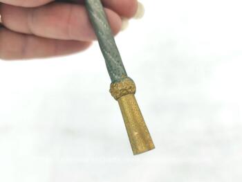 Voici un belle paille à maté dévissable pour être chargé en maté et réalisée en métal couleur argent et laiton de 19.5 cm de long