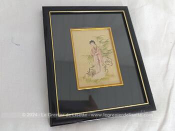 Sur 17 x 21 x 1,2 cm, voici deux cadres laqués en noir originaux  avec des dessins asiatiques peints à la main sur soie signés d'un tampon mis en valeur par une belle marquise noire cernée d'un relief doré. Etiquette encadreur au dos.