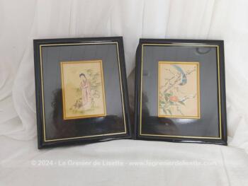 Sur 17 x 21 x 1,2 cm, voici deux cadres laqués en noir originaux  avec des dessins asiatiques peints à la main sur soie signés d'un tampon mis en valeur par une belle marquise noire cernée d'un relief doré. Etiquette encadreur au dos.