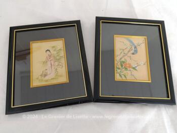 Sur 17 x 21 x 1,2 cm, voici deux cadres laqués en noir originaux  avec des dessins asiatiques peints à la main sur soie signés d'un tampon mis en valeur par une belle marquise noire cernée d'un relief doré. Etiquette encadreur au dos.