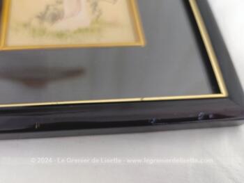 Sur 17 x 21 x 1,2 cm, voici deux cadres laqués en noir originaux  avec des dessins asiatiques peints à la main sur soie signés d'un tampon mis en valeur par une belle marquise noire cernée d'un relief doré. Etiquette encadreur au dos.