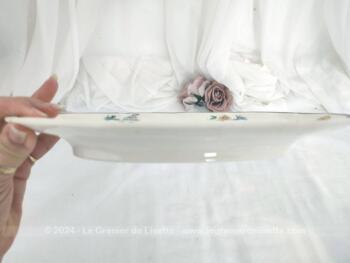 Voici un lot de deux raviers des faïenceries de Sarreguemines avec le modèle Agreste représentant au centre un bouquet de fleurs champêtres et des fleurs sur les contours.