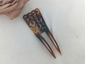 Superbe ancien petit peigne à cheveux estampillé Auguste Bonnaz datant des années 50/60 mesurant 8.5 x 3 cm réalisé je pense en bakélite imitation corne.