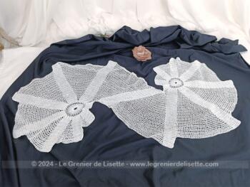 Voici un original napperon réalisé à la main au crochet en fil coton blanc en forme de S et spirale, pour mettre en valeur deux objets en même temps.