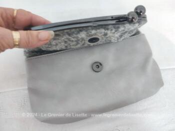 De la marque LH  voici une belle et originale pochette à main, transformable en sac à main ou sac à main transformable en pochette, avec une partie en laine grise chinée et vinyl gris pour le reste du corps. Un petit air vintage assuré !