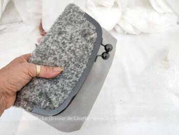 De la marque LH  voici une belle et originale pochette à main, transformable en sac à main ou sac à main transformable en pochette, avec une partie en laine grise chinée et vinyl gris pour le reste du corps. Un petit air vintage assuré !