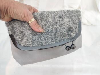 De la marque LH  voici une belle et originale pochette à main, transformable en sac à main ou sac à main transformable en pochette, avec une partie en laine grise chinée et vinyl gris pour le reste du corps. Un petit air vintage assuré !