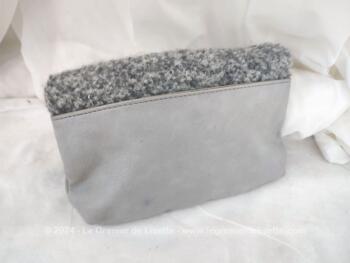 De la marque LH  voici une belle et originale pochette à main, transformable en sac à main ou sac à main transformable en pochette, avec une partie en laine grise chinée et vinyl gris pour le reste du corps. Un petit air vintage assuré !