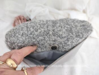 De la marque LH  voici une belle et originale pochette à main, transformable en sac à main ou sac à main transformable en pochette, avec une partie en laine grise chinée et vinyl gris pour le reste du corps. Un petit air vintage assuré !