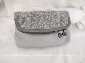 De la marque LH  voici une belle et originale pochette à main, transformable en sac à main ou sac à main transformable en pochette, avec une partie en laine grise chinée et vinyl gris pour le reste du corps. Un petit air vintage assuré !