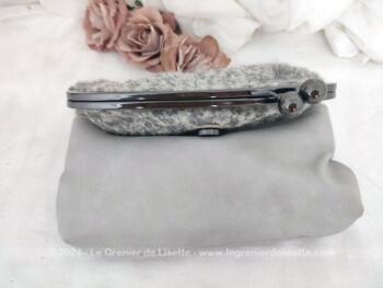 De la marque LH  voici une belle et originale pochette à main, transformable en sac à main ou sac à main transformable en pochette, avec une partie en laine grise chinée et vinyl gris pour le reste du corps. Un petit air vintage assuré !