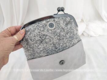 De la marque LH  voici une belle et originale pochette à main, transformable en sac à main ou sac à main transformable en pochette, avec une partie en laine grise chinée et vinyl gris pour le reste du corps. Un petit air vintage assuré !