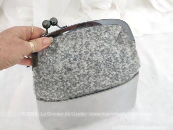 De la marque LH  voici une belle et originale pochette à main, transformable en sac à main ou sac à main transformable en pochette, avec une partie en laine grise chinée et vinyl gris pour le reste du corps. Un petit air vintage assuré !