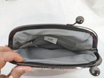 De la marque LH  voici une belle et originale pochette à main, transformable en sac à main ou sac à main transformable en pochette, avec une partie en laine grise chinée et vinyl gris pour le reste du corps. Un petit air vintage assuré !