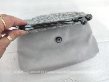 De la marque LH  voici une belle et originale pochette à main, transformable en sac à main ou sac à main transformable en pochette, avec une partie en laine grise chinée et vinyl gris pour le reste du corps. Un petit air vintage assuré !