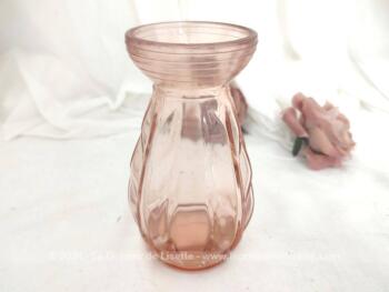 Voici un beau vase à Jacinthe vintage en verre moulé rose saumon de 15 cm de haut dans un style Art Déco avec des reliefs en forme de feuilles . Pour faire fleurir de beaux bulbes !