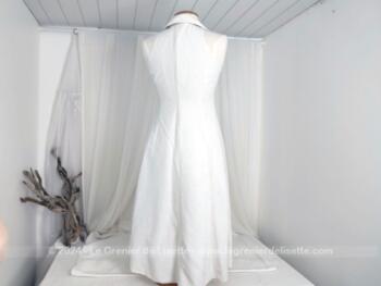 Voici une belle robe écru récente mais vraiment dans la tendance des années 50 avec ce modèle style 