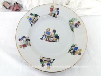 Adorable assiette creuse en porcelaine non estampillée datant des années 60 avec des dessins d'enfants dans le style de Germaine Bouret.