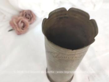 Datant de 1915, voici sur 23 x 9 cm, une très ancienne douille d'obus décoré par des gravures. Il y a les les mentions 
