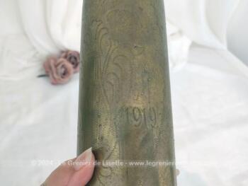 Datant de 1915, voici sur 23 x 9 cm, une très ancienne douille d'obus décoré par des gravures. Il y a les les mentions 