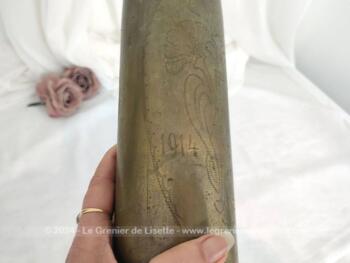 Datant de 1915, voici sur 23 x 9 cm, une très ancienne douille d'obus décoré par des gravures. Il y a les les mentions 