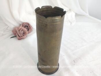 Datant de 1915, voici sur 23 x 9 cm, une très ancienne douille d'obus décoré par des gravures. Il y a les les mentions 