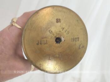 Datant de 1915, voici sur 23 x 9 cm, une très ancienne douille d'obus décoré par des gravures. Il y a les les mentions 