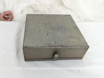Sur 23 x 23 x 8 cm, voici une belle boite métallique pour bricoleur avec anse sur un coté et crochet de fermeture de l'autre et sa belle patine du temps passé.