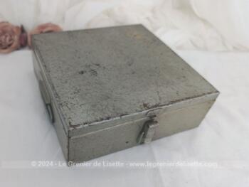 Sur 23 x 23 x 8 cm, voici une belle boite métallique pour bricoleur avec anse sur un coté et crochet de fermeture de l'autre et sa belle patine du temps passé.