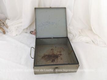 Sur 23 x 23 x 8 cm, voici une belle boite métallique pour bricoleur avec anse sur un coté et crochet de fermeture de l'autre et sa belle patine du temps passé.
