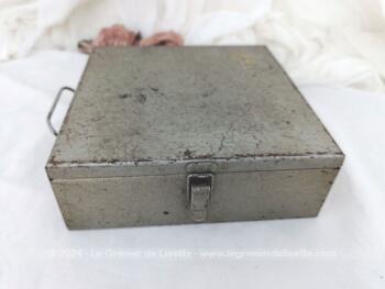 Sur 23 x 23 x 8 cm, voici une belle boite métallique pour bricoleur avec anse sur un coté et crochet de fermeture de l'autre et sa belle patine du temps passé.