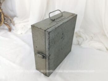 Sur 23 x 23 x 8 cm, voici une belle boite métallique pour bricoleur avec anse sur un coté et crochet de fermeture de l'autre et sa belle patine du temps passé.