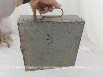 Sur 23 x 23 x 8 cm, voici une belle boite métallique pour bricoleur avec anse sur un coté et crochet de fermeture de l'autre et sa belle patine du temps passé.