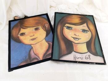 Voici un duo de portraits d'enfants réalisée en pastel, habillé d'une vitre et scellé sur un carton par de l'adhésif noir. Ces portraits au traits naïfs sont signés 