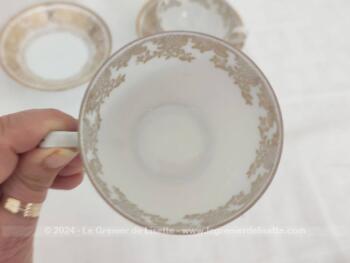 Datant des années 30/40, voici un duo  de tasses et sous-tasses assorties estampillées  