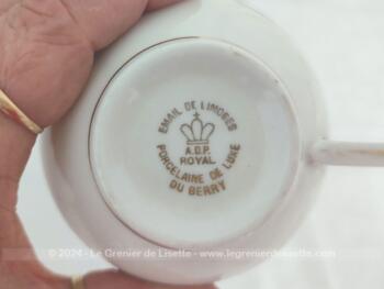 Datant des années 30/40, voici un duo  de tasses et sous-tasses assorties estampillées  