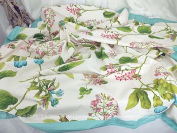 Vraiment tendance rose et bleu shabby, voici une belle nappe originale de 68 x 69 cm, décorée par de superbes dessins de fleurs et cerné d'une large bande bleue.