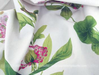 Vraiment tendance rose et bleu shabby, voici une belle nappe originale de 68 x 69 cm, décorée par de superbes dessins de fleurs et cerné d'une large bande bleue.