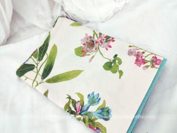Vraiment tendance rose et bleu shabby, voici une belle nappe originale de 68 x 69 cm, décorée par de superbes dessins de fleurs et cerné d'une large bande bleue.